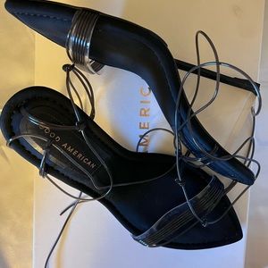 Wedge heel. Very nice dress up shoe.